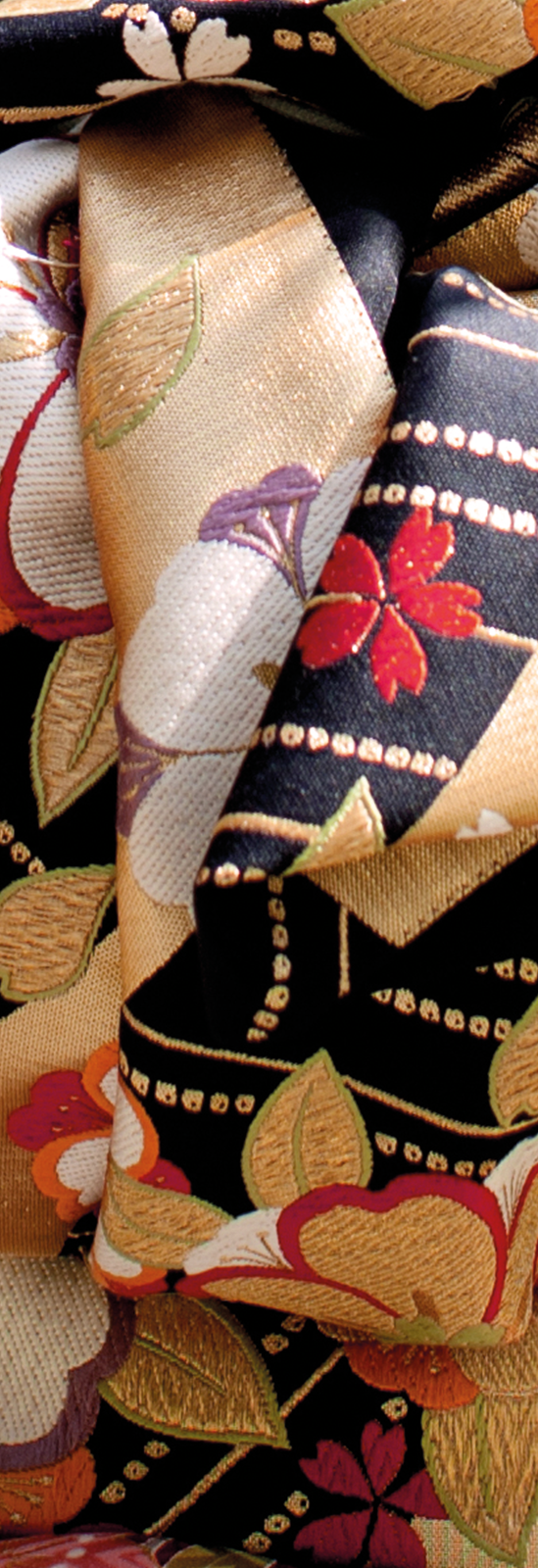 Shinsei rend hommage
au style floral et printanier
des kimonos traditionnels, brodés de précieux  fils d’or
et de soie.
