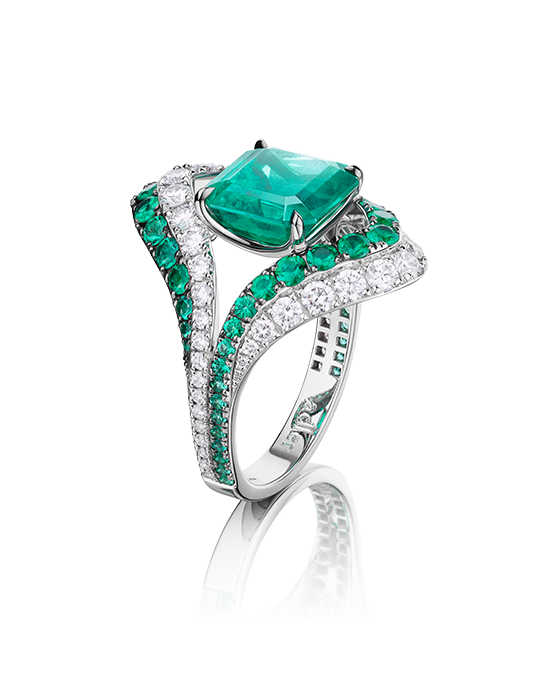 Each piece is masterfully constructed to magnify
the depth of sapphires, the vibrancy of emeralds or the fire of rubies.
