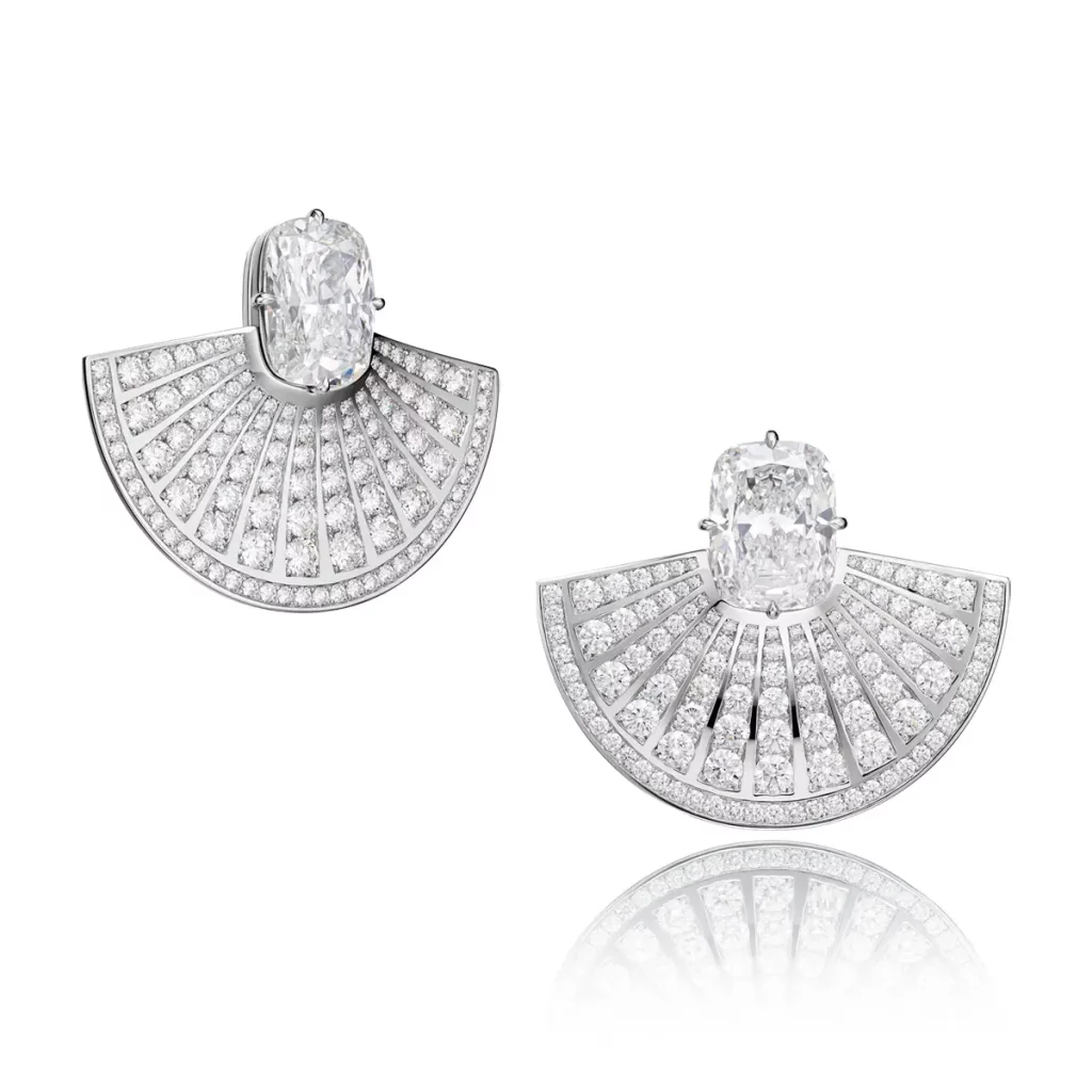 Mistra earrings in white gold set with 2 cushion cut diamonds